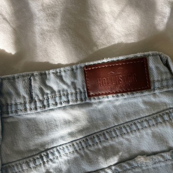 SOLD Hollister High-Rise Mom Short 3” - Picture 3 of 4